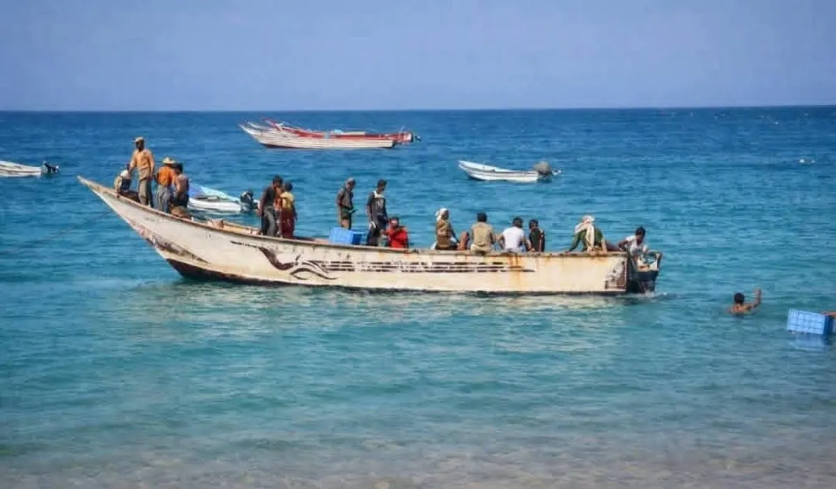 الحوثيون يقصفون قوارب صيد قرب حنيش.. إصابات وتدمير 3 قوارب