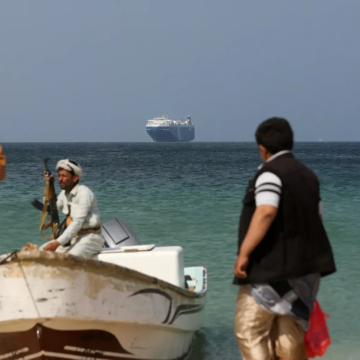 «ذا ناشيونال»: الحوثيون يوسعون شبكات تهريب السلاح عبر القرن الإفريقي