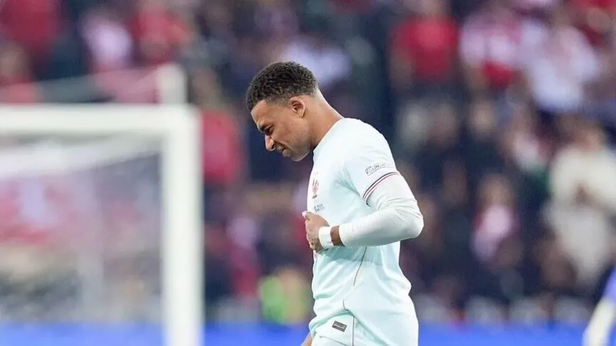 مبابي يغادر معسكر فرنسا بعد إصابة ركبته ويعود إلى ريال مدريد للعلاج
