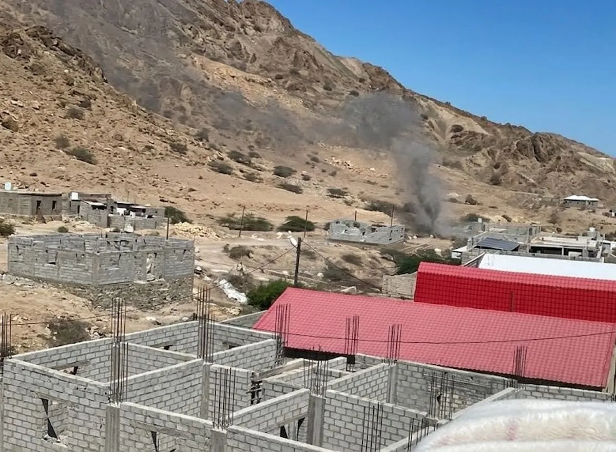 غارة جوية تستهدف سيارة في المكلا وتدمرها بالكامل