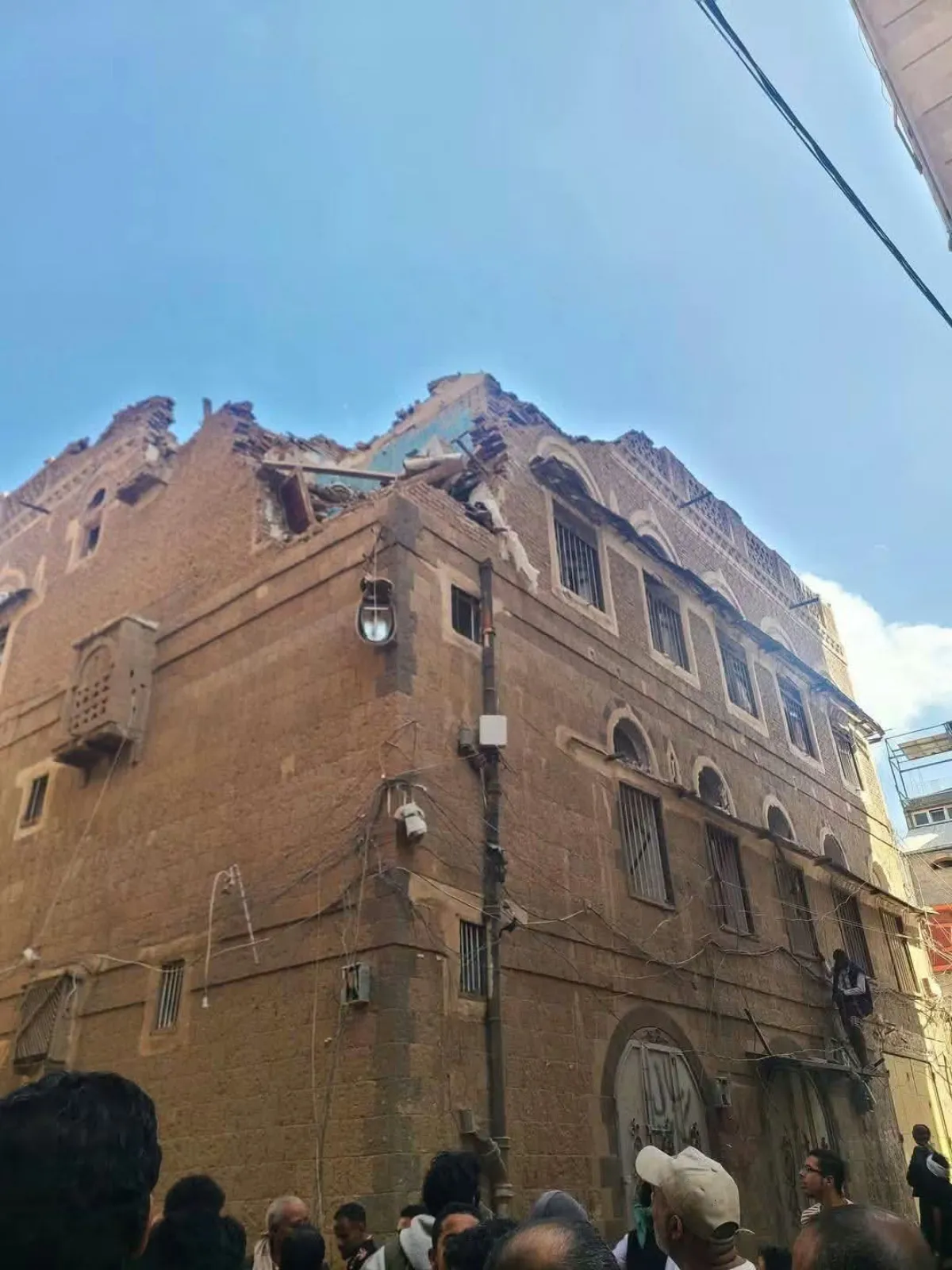 الحوثيون يصادرون تسجيلات كاميرات المراقبة عقب سقوط صاروخ وسط حي سكني بصنعاء