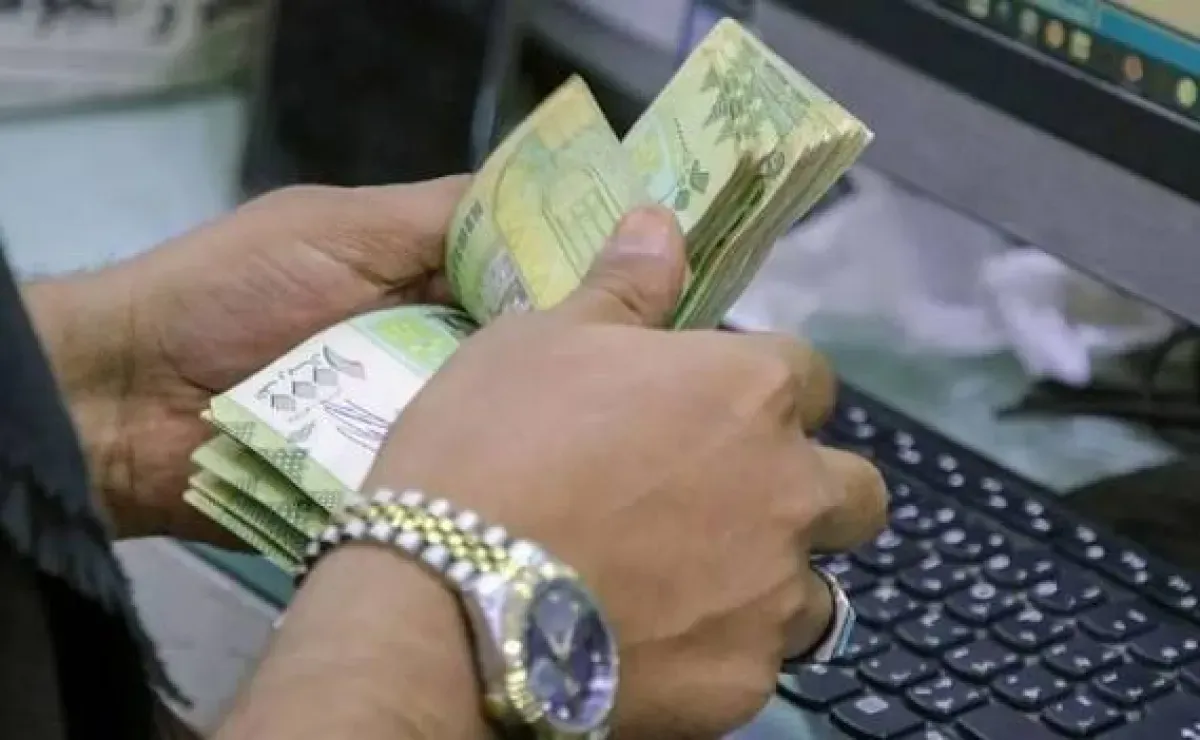 أزمة سيولة في مناطق سلطة صنعاء.. المواطنون بين قيود السحب وفوارق أسعار الصرف