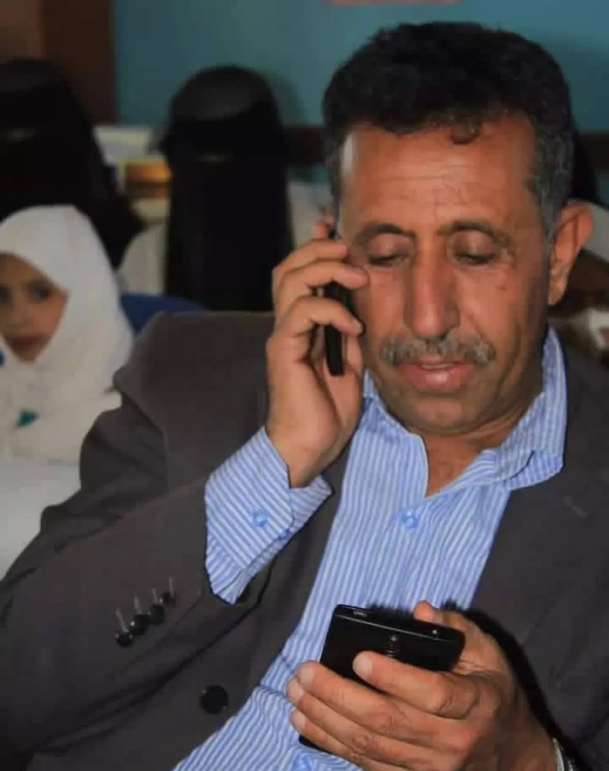 عبدالله الروني يكتب: يا حكومة صنعاء.. إلى متى يظل الموظف ينتظر نصف راتبه؟