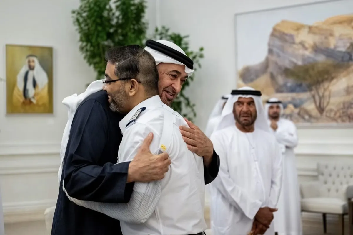 بعد محاولة الاختطاف.. رئيس الإمارات يكرم طاقم رحلة "فلاي دبي" ويمنحهم وسام زايد الثاني