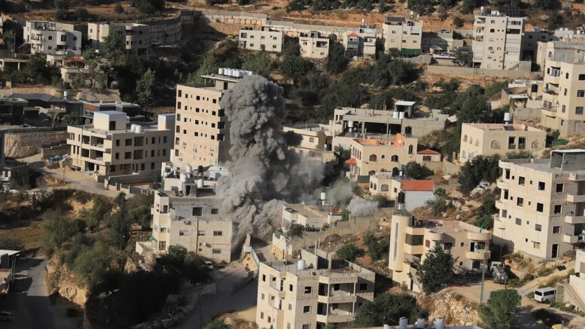 الجيش الإسرائيلي يفجّر منزلين فلسطينيين في الخليل